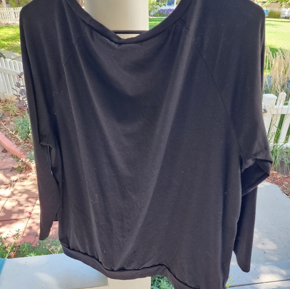 Long-sleeved T-Shirt w/ 3 accent buttons on left shoulder - Picture 3 of 3